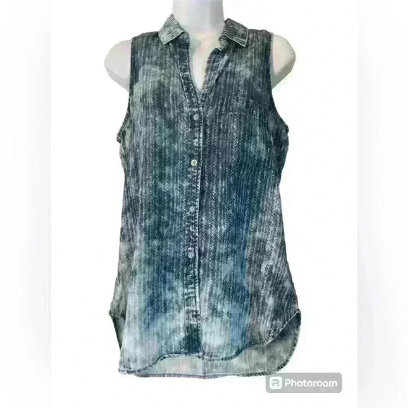 cloth & stone Tops - Cloth & Stone Sleeveless Chambray
Button Down Size Small Like New